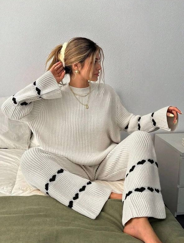 Strickanzug mit Herzmotiven