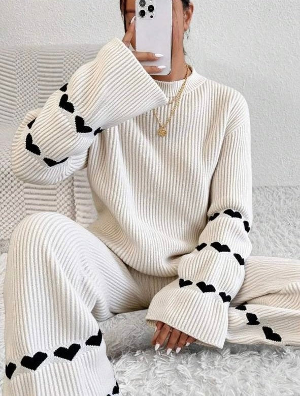 Strickanzug mit Herzmotiven