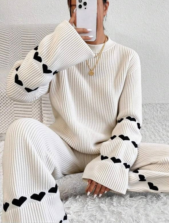 Strickanzug mit Herzmotiven