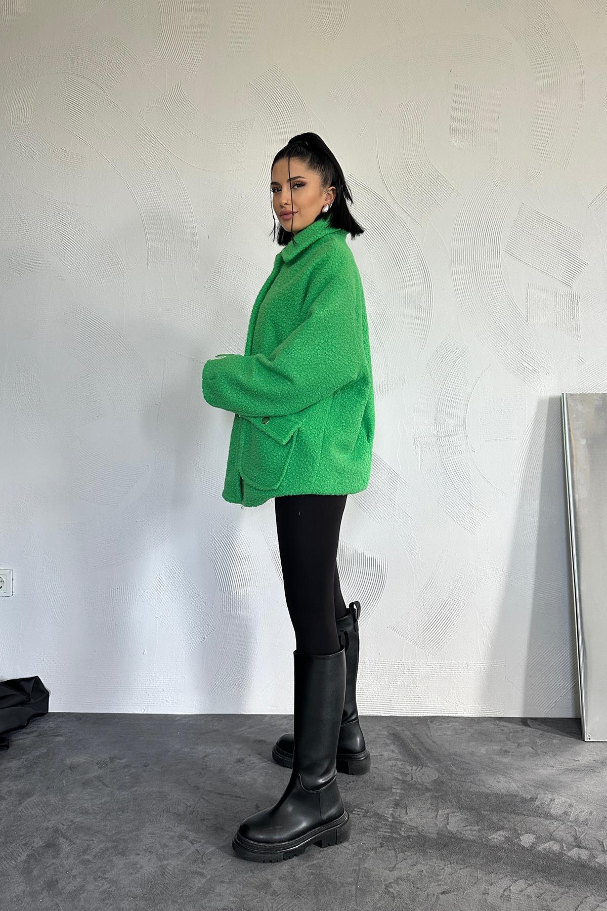 Oversize Bouclé-Jacke in Grün – Weich, Warm & Trendig