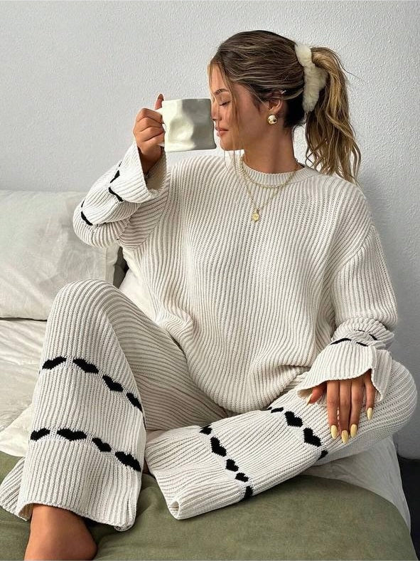 Strickanzug mit Herzmotiven