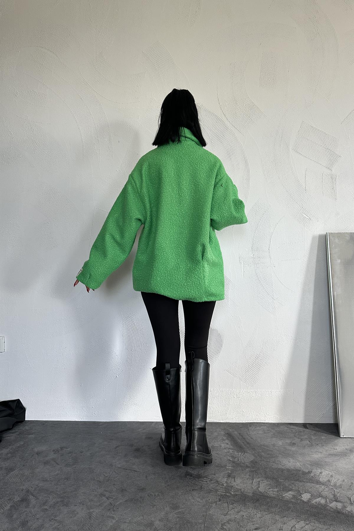 Oversize Bouclé-Jacke in Grün – Weich, Warm & Trendig