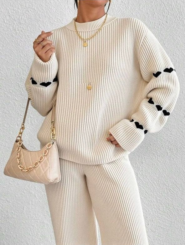 Strickanzug mit Herzmotiven